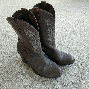 Cowboy boots with heel
